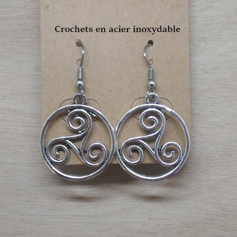 1 pair of earrings triskel