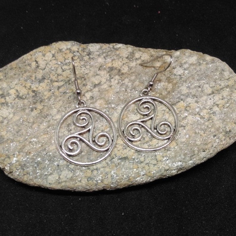 1 pair of earrings triskel