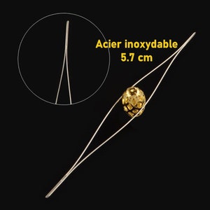 Peut inclure: Une paire d'aiguilles à perles en acier inoxydable avec une perle dorée au centre. Les aiguilles mesurent 5,7 cm de long. Un gros plan des pointes des aiguilles est présenté dans un cercle.