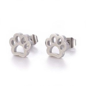 Peut inclure: Une paire de boucles d'oreilles en argent avec un motif de patte.