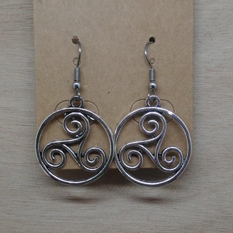 1 pair of earrings triskel