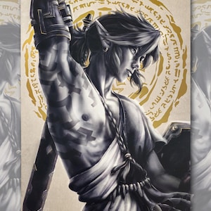 Könnte beinhalten: Graustufen-Illustration einer Videospiel-Figur, die ein Schwert und einen Schild hält. Die Figur hat lange Haare und trägt einen Umhang. Ein goldenes kreisförmiges Design mit Text befindet sich im Hintergrund.