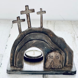 Hij is Risen Rock Shelf Sitter, Votive Stand en Porch Sitter. 3-lasergesneden bestanden. Digitaal downloaden. Geen fysiek product. Lees de beschrijving