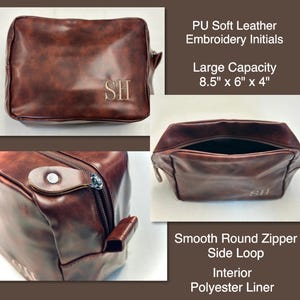 Op de afbeelding: Bruine PU leren toilettas met geborduurde initialen "SH". Voorzien van een gladde ronde ritssluiting, zijlus en polyester binnenvoering. Afmetingen: 21.6 cm x 15.2 cm x 10.2 cm.