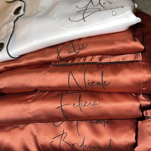 Wedding Getting Ready Outfits Pajama Pants Set Sleep Shirts Bridesmaid Gifts PJs PJ Shorts Personalize Monogram Bridesmaid Proposal Photo bild 1