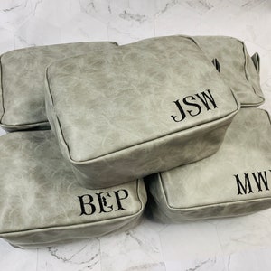 Groomsman Wedding Present Groomsmen Gift Brown Shaving Bag Personalize Leather Dopp Kit Travel Toiletry Groom Best Man Father of the Bride