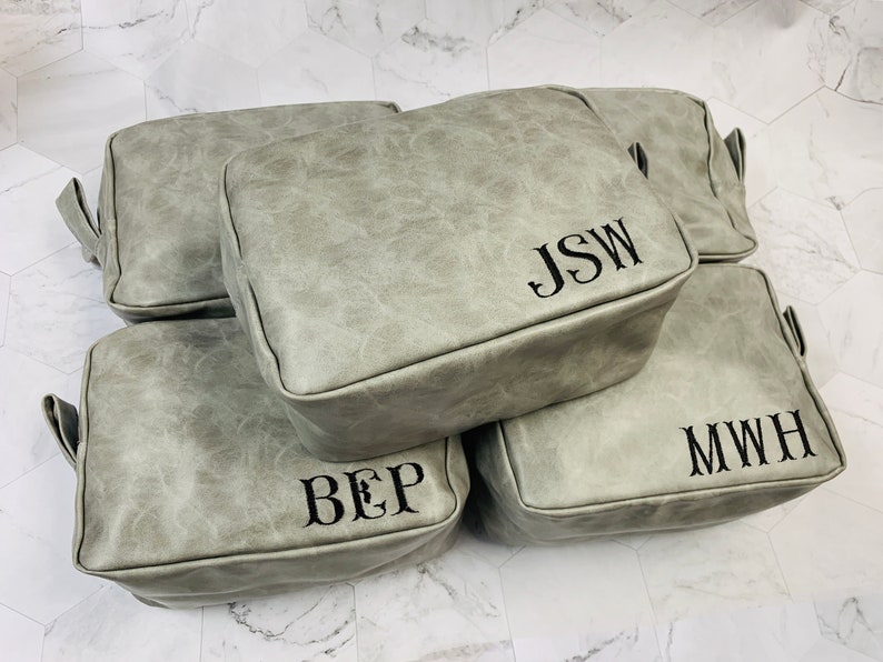 Groomsman Wedding Present Groomsmen Gift Brown Shaving Bag Personalize Leather Dopp Kit Travel Toiletry Groom Best Man Father of the Bride 