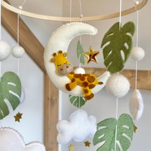 The Sleepy Giraffe / Gender-neutral Baby Mobile /Baby Gift /Cloud moon and star mobile / Safari Mobile / Jungle Mobile / Baby Boy /Baby Girl