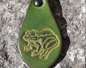 Porte clés en cuir  décor Grenouille  , couleur au choix ( vert anis sur la photo )