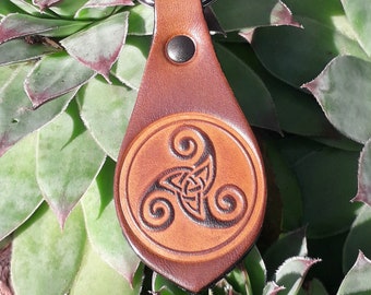 Porte clés en cuir  décor celtique  Triskell 3  ,  16 couleurs au choix ( Caramel  sur la photo )