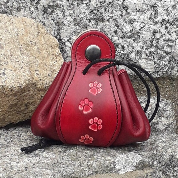 Bourse en cuir décor petites empreintes de chat  ,rouge sur la photo  ( 16 coloris au choix) , disponible en 2 tailles