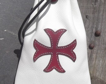 Grande bourse  en cuir  , empiècement cousu  , croix ancrée rouge sur blanc ( autres possibilités )