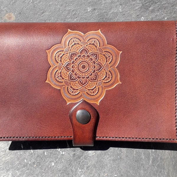 Grand portefeuille en cuir,"compagnon" décor grand lotus mandala, couleur marron chocolat  (16 couleurs au choix)