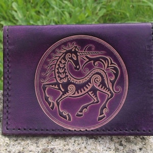 Porte - cartes en cuir , décor  licorne   , violet  (16 couleurs disponibles) Blocage anti RFID en option