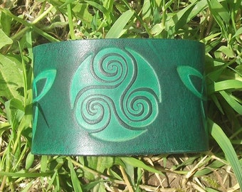 Bracelet  en cuir  , largeur 4 cm  ,décor  celtique " triskell et triquetra ",  nombreux coloris possibles