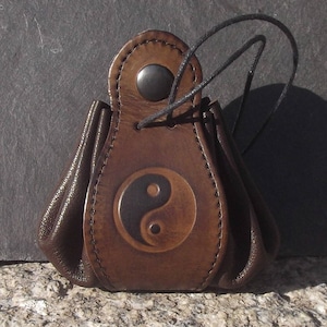 Monedero de piel con decoración yin yang, color marrón-roble (16 colores a elegir), disponible en 2 tamaños
