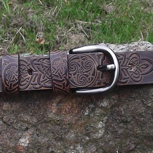 Leather belt 2,5 cm wide, celtic design ,couleur "oak brown" on photo(16 colors to choose)