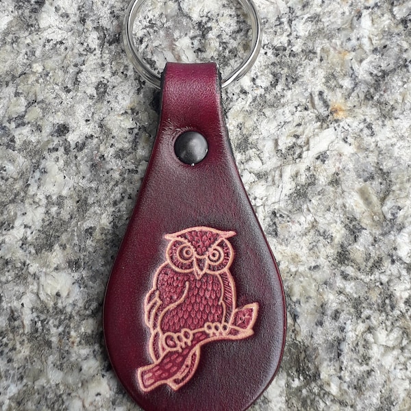 Porte clés en cuir  décor hibou , couleur au choix