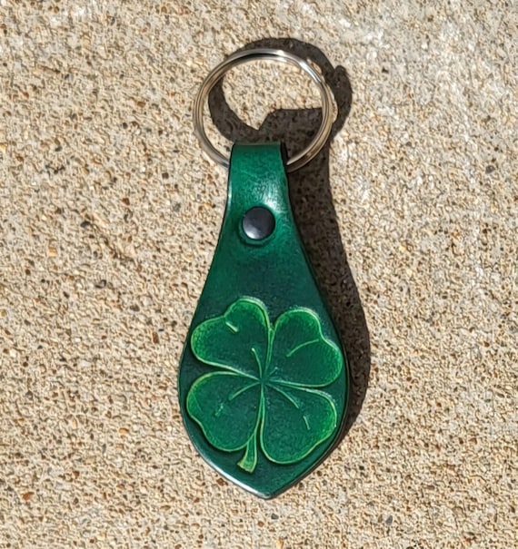Porte clés en cuir  décor trèfle à 4 feuilles , couleur au choix