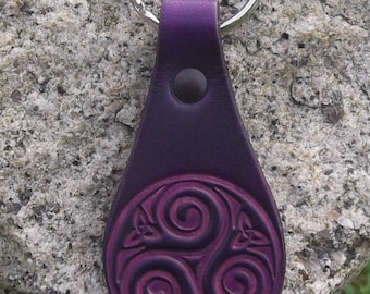 Porte clés en cuir  décor celtique Triskell 4 , 16 couleurs au choix