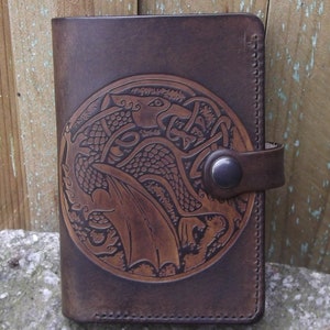 Portefeuille artisanal en cuir , 2 versions , dragon celtique , couleur marron chêne (16 autres coloris au choix)