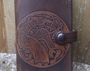 Portefeuille artisanal en cuir , 2 versions , dragon celtique , couleur marron chêne (16 autres coloris au choix)