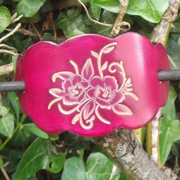 Barrette en cuir   Décor fleurs exotiques   Couleur rose   16 coloris au choix   Disponible en 2 tailles