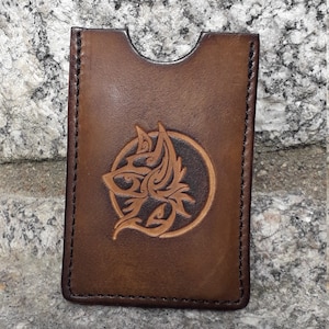 Lederen bankkaarthoes, tribal wolf decor, eikenbruine kleur (16 kleuren beschikbaar)