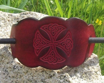 Barrette en cuir ,décor croix celtique ,  disponible en 2 tailles , 16 coloris disponibles