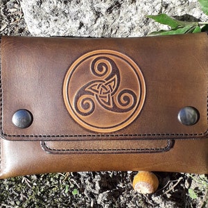 Bolsa de tabaco de piel semirrígida, diseño Celtic Triskell 3 (16 colores a elegir).