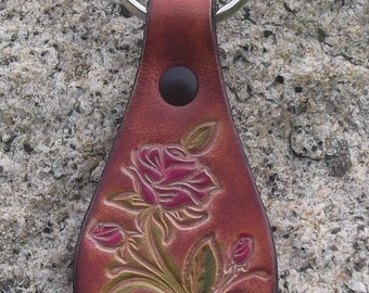 Porte clés en cuir  décor Rose , couleur marron chocolat  (16 couleurs au choix)