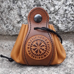 Ledergeldbörse mit Wikinger-Vegvisir-Dekor, Karamellfarbe auf dem Foto (16 Farben zur Auswahl), erhältlich in 2 Größen