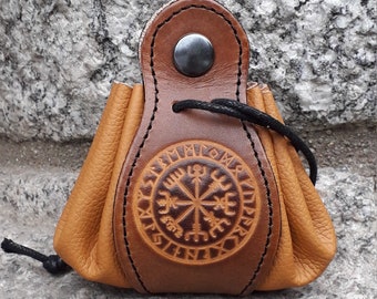 Bourse en cuir décor viking vegvisir   , couleur caramel  sur la photo   ( 16 coloris au choix) , disponible en 2 tailles