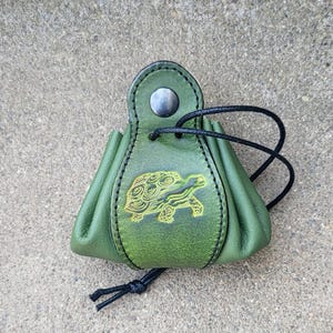 Leren etui met schildpadmotief, anijsgroen (16 kleuren om uit te kiezen)