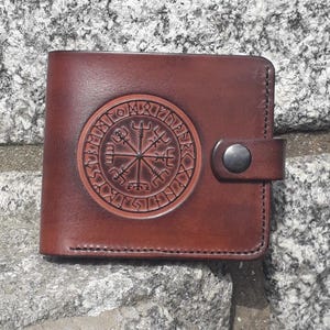 Minimalistisches handgefertigtes Lederportemonnaie mit Wikinger-Vegvisir-Muster, Schokoladenfarbe (16 weitere Farben zur Auswahl)