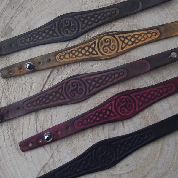 Bracelet artisanal en cuir décor celtique  , 16 couleurs au choix