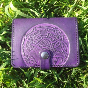 Tasche aus keltischem Drachen Leder , violett auf dem Foto (16 Farben zur Auswahl und 2 Größen) .