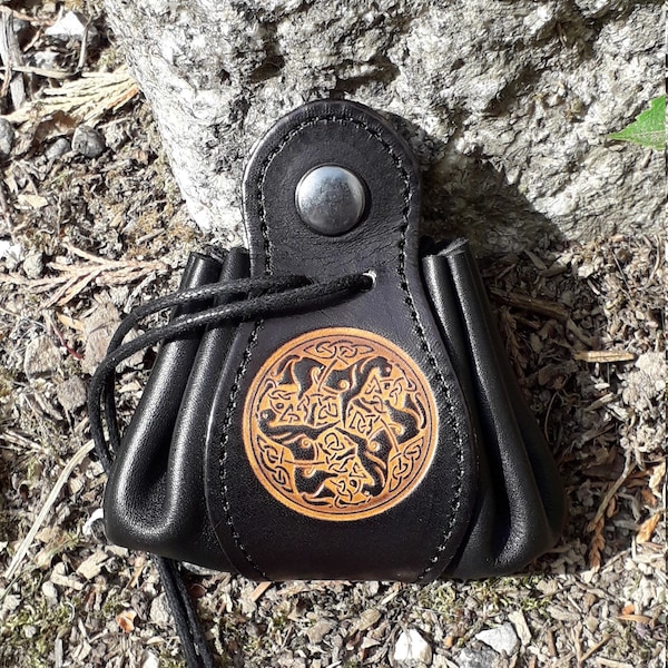 Leather pouch,  3 celtic horses design  16 colour to choose ( black on picture  ), 2 sizes available