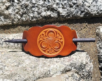 Barrette en cuir ,décor triskell numéro 2 ,couleur Ambre (16 coloris au choix) , disponible en 2 tailles