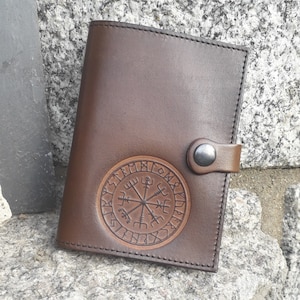 Reisepasshülle / Dokumentenhülle mit Wikinger-Vegvisir-Dekor, Farbe Braun-Eiche (16 Farben zur Auswahl)