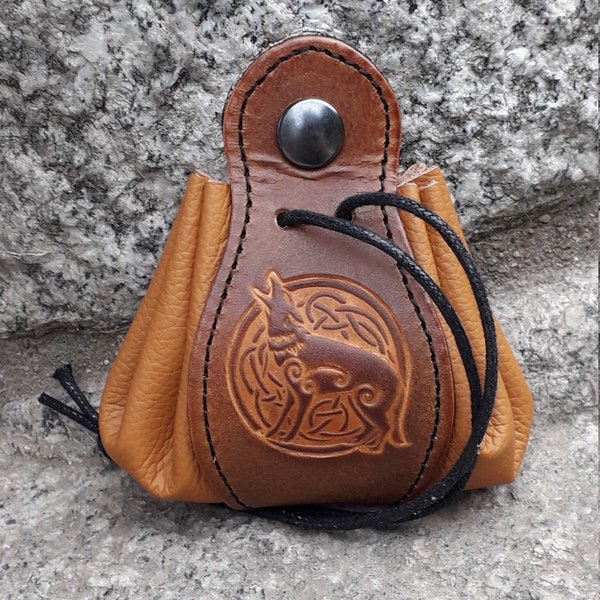 Bourse en cuir décor loup celtique ,Caramel, (16 coloris au choix ), disponible en 2 tailles