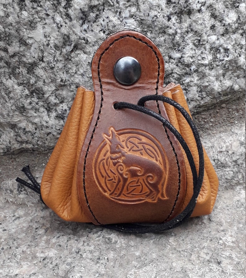 Bourse en cuir décor loup celtique ,Caramel, 16 coloris au choix , disponible en 2 tailles image 1