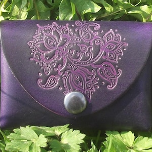 Porte-monnaie / porte-cartes en cuir décor " fleurs de lotus "  , violet , (16 couleurs disponibles)