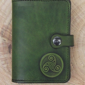 Portefeuille en cuir Decor celtique triskell 3 Vert anis (Disponible en  16 couleurs et 2 tailles )