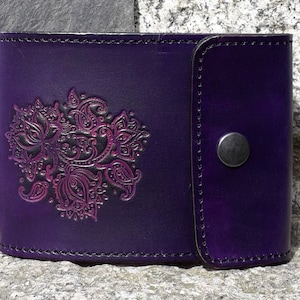 Porte chéquier en cuir pour chéquier long Décor Fleurs de lotus , Violet  ( 16 couleurs au choix)