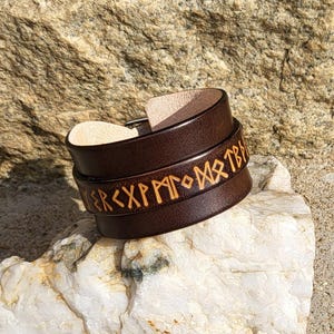 Leren polsbandje, 3,5 cm breed, met Vikingrunenmotief, verkrijgbaar in diverse kleuren.