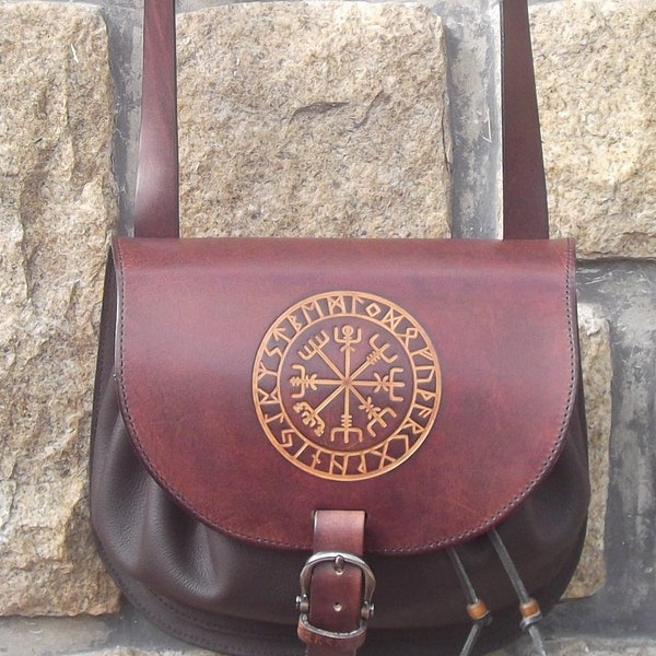 Sac en cuir ,grand modèle , motif viking vegvisir   . Existe en version fourre-tout ou avec poche .(16  couleurs au choix)