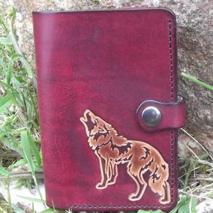 Cartera de cuero hecha a mano, decoración de lobo aullando, color burdeos (otros 16 colores para elegir)