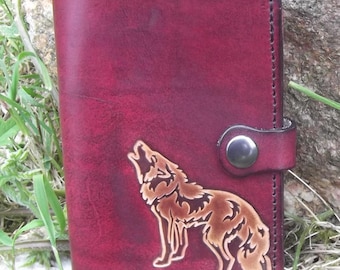 Portefeuille artisanal en cuir  , décor loup hurlant , couleur bordeaux  (16 autres coloris au choix)