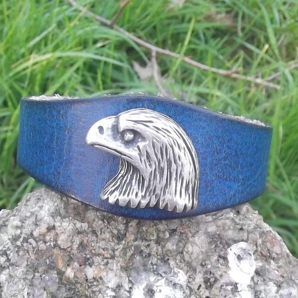 Bracelet en cuir réglable ,applique en métal riveté  "tête d'aigle " , couleur au choix